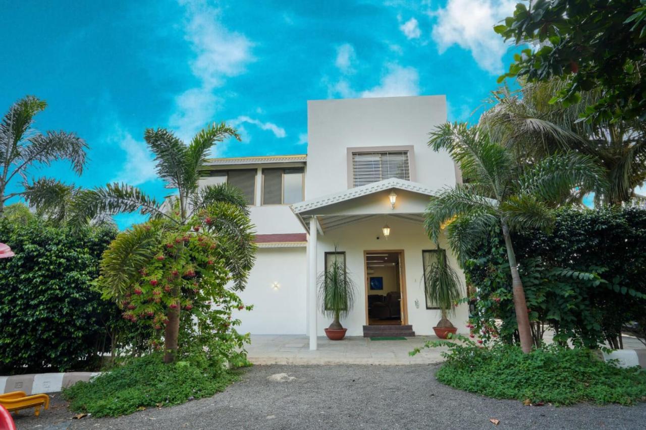 Villa White Coco House 4Bhk à Nashik Extérieur photo